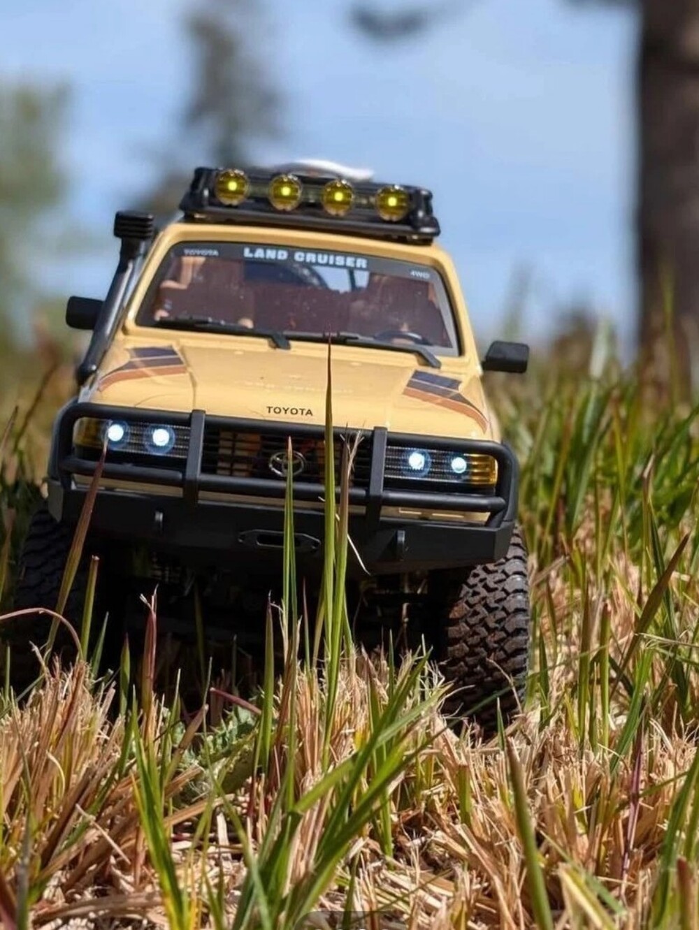 BRAND NEW RC Crawler - Officially Licensed Toyota Land Cruiser 1:12